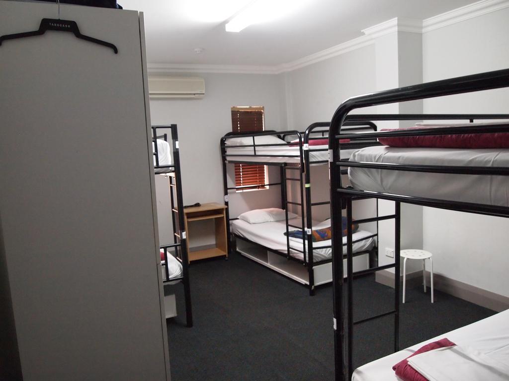 The Emperors Crown Hostel Perth Room photo