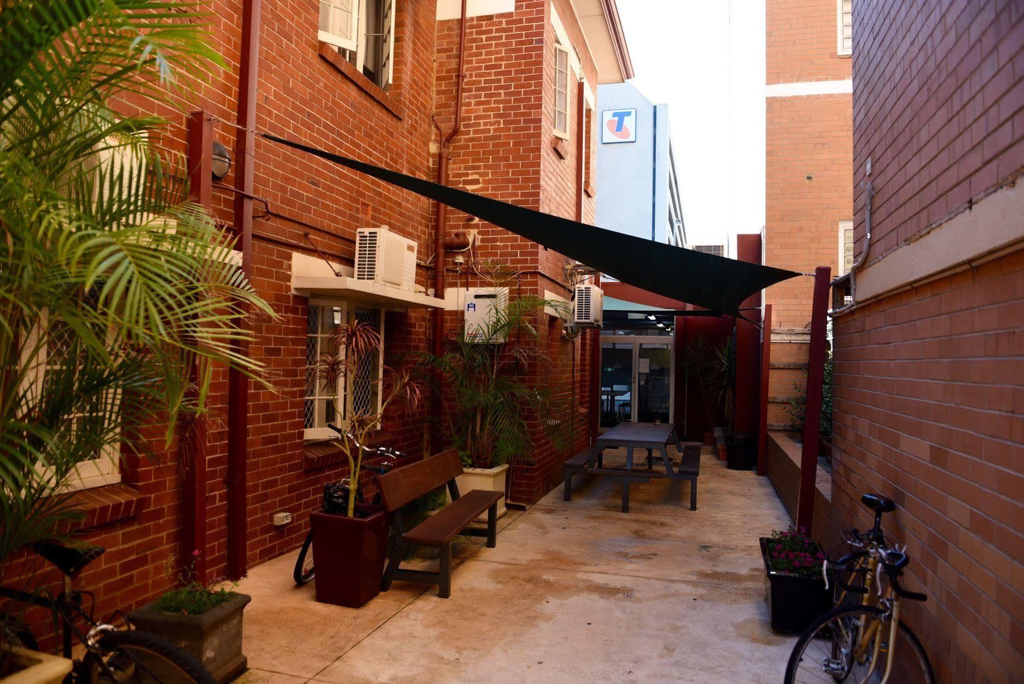 The Emperors Crown Hostel Perth Exterior photo