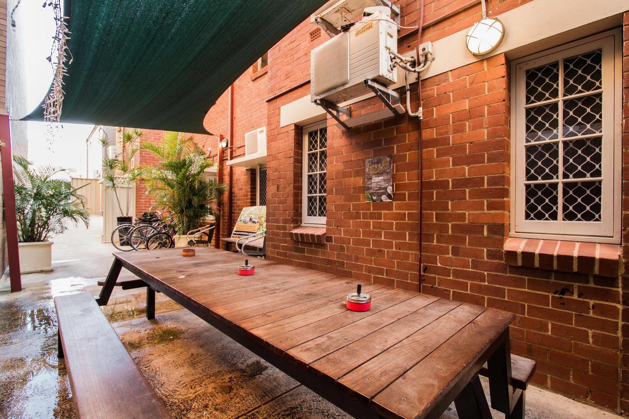 The Emperors Crown Hostel Perth Exterior photo
