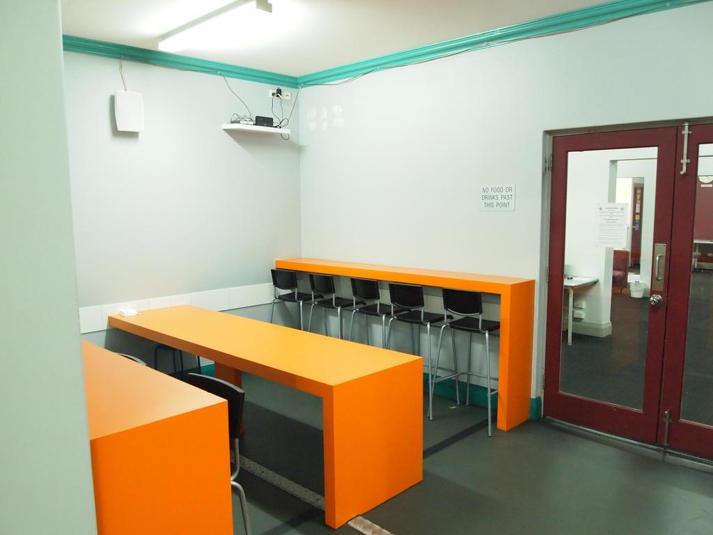The Emperors Crown Hostel Perth Room photo
