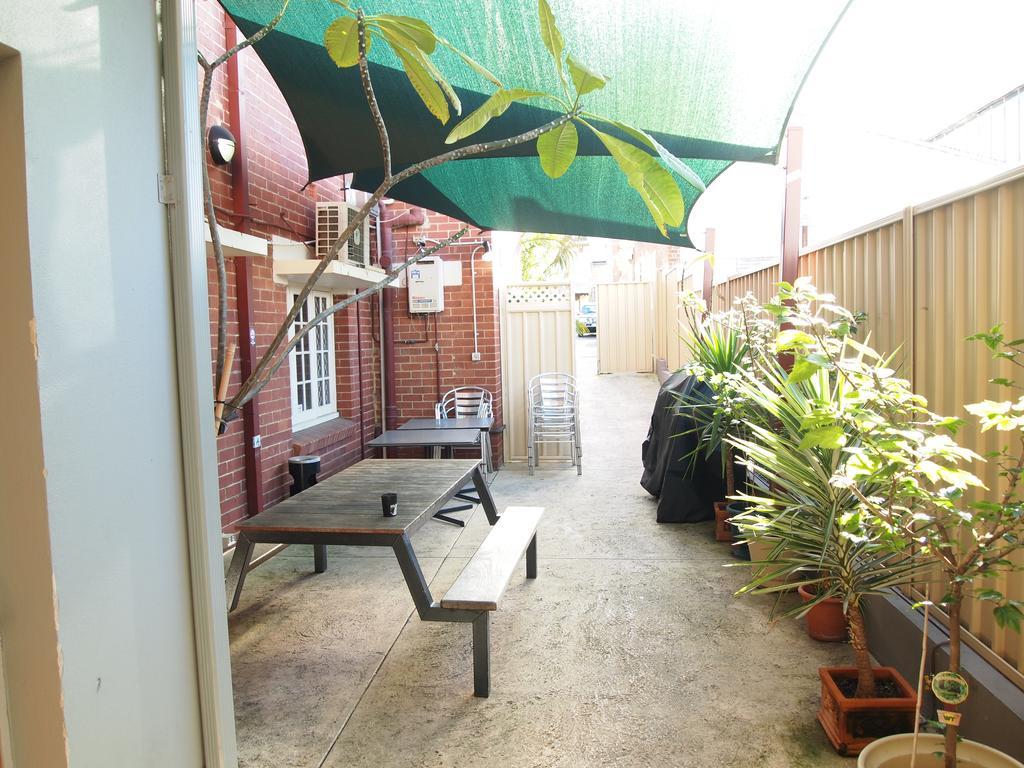 The Emperors Crown Hostel Perth Exterior photo